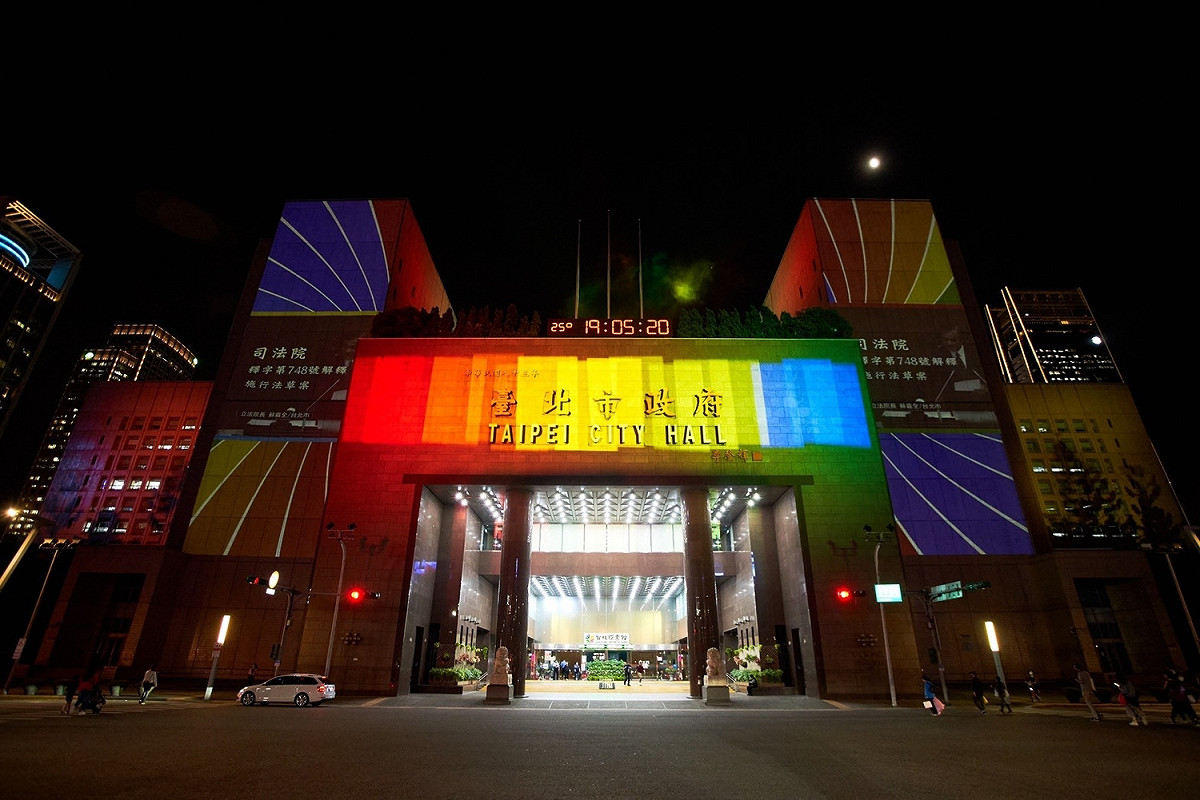 彩虹燈光投影秀搭配不同主題音樂設計為5部曲。 圖：台北市觀傳局／提供