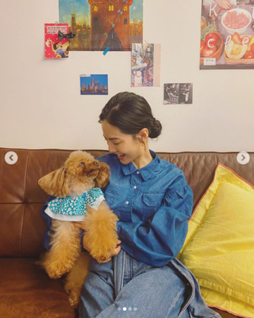 曾之喬深情看著愛犬。 圖：翻攝自曾之喬IG