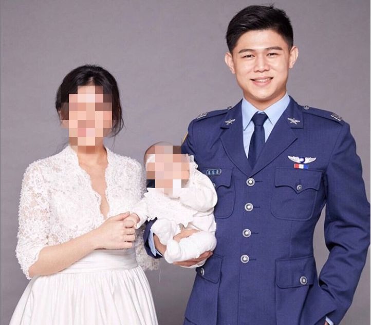 年僅29歲的朱冠甍，與妻子共同育有一位剛滿周歲的女兒，今日卻不幸殉職，抱著女兒幸福微笑的畫面已成絕響。 圖：擷取自Instagram：mark30678