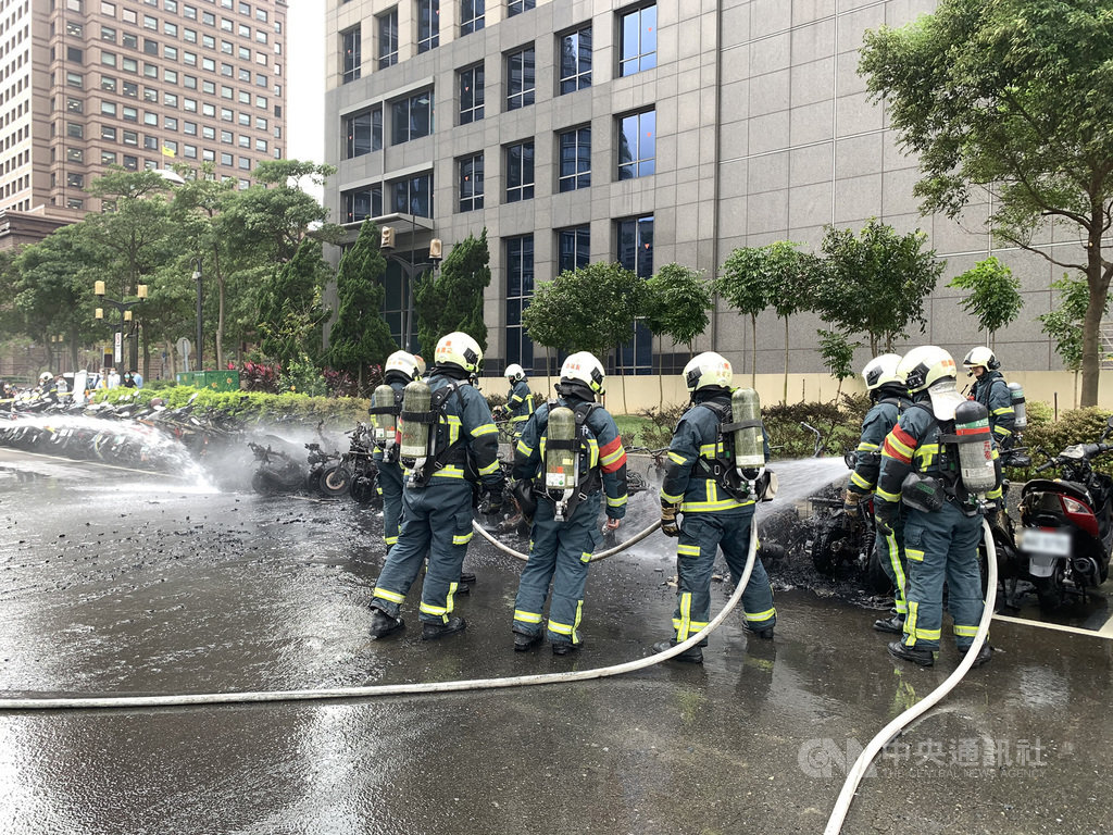台北市信義商圈附近巷弄29日下午發生火警，成排機車停車格內停放機車遭火吞噬，警消獲報立即派員到場，火勢15分鐘內撲滅，起火原因待調查釐清。　 圖：中央社／提供