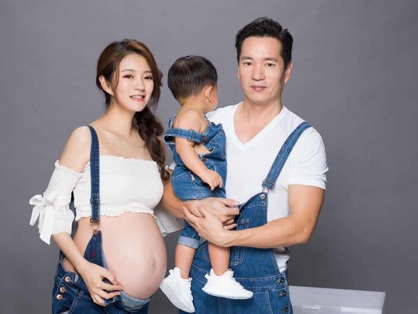 安以軒一家四口穿親子裝。 圖：翻攝自安以軒臉書