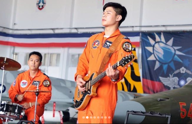 朱冠甍與軍中同袍共組樂團「虎團Tiger Band」並在其中擔任吉他手，在工作之餘經常到社福機構義演。 圖：擷取自 Instagram：mark30678
