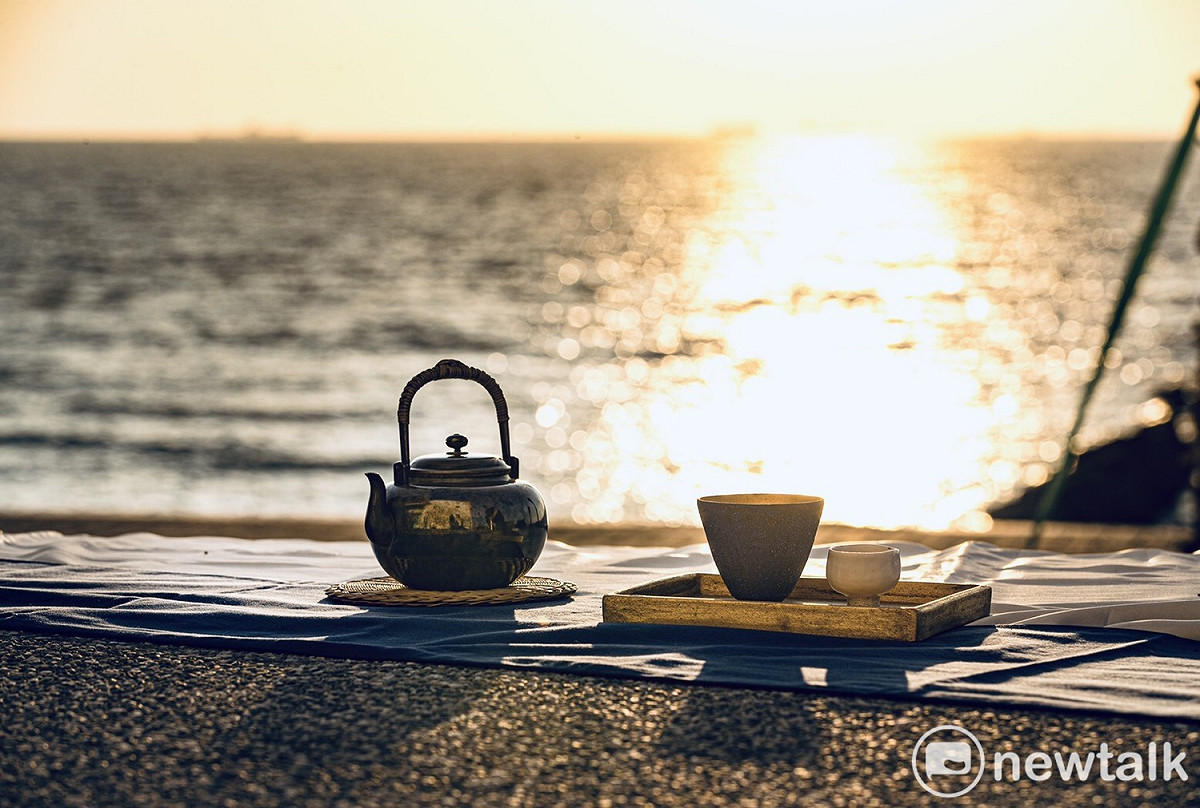 海風輕拂耳畔，望著紅彤彤的夕陽緩緩沒入波光粼粼的海面，細細品味一盞佳茗，這是何等浪漫！ 圖：林侑正提供