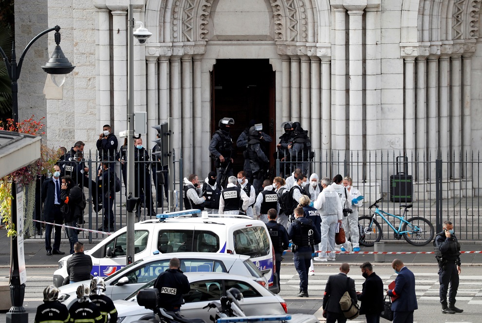 法國南部城市尼斯（Nice）發生恐攻事件，造成3死多人受傷，警方已在教堂周遭設立封鎖線。 圖：達志影像/路透社
