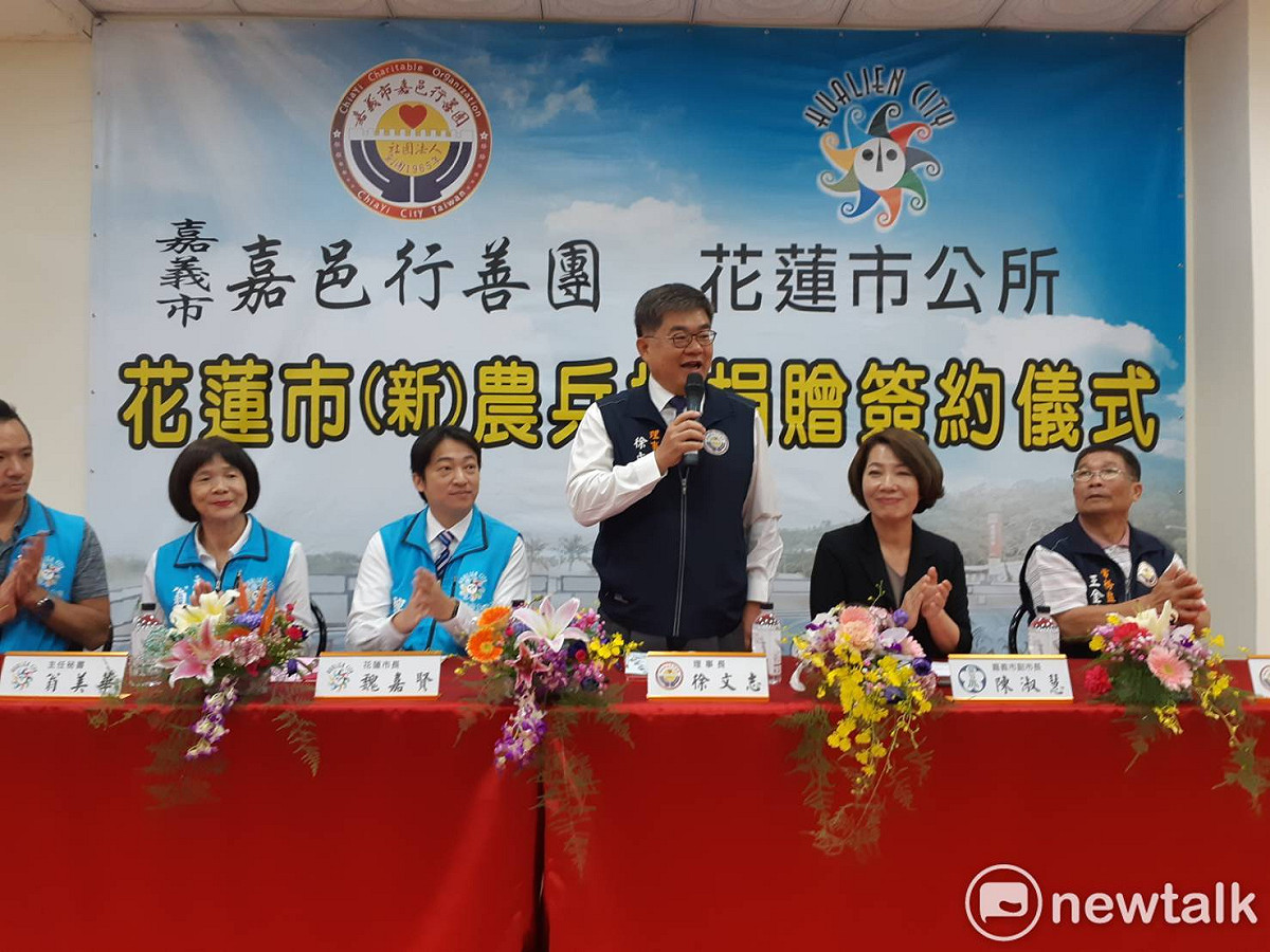 徐文志（右三）表示，現階段的任務是專心把嘉邑行善團理事長的角色扮演好。 圖：蔡坤龍/攝