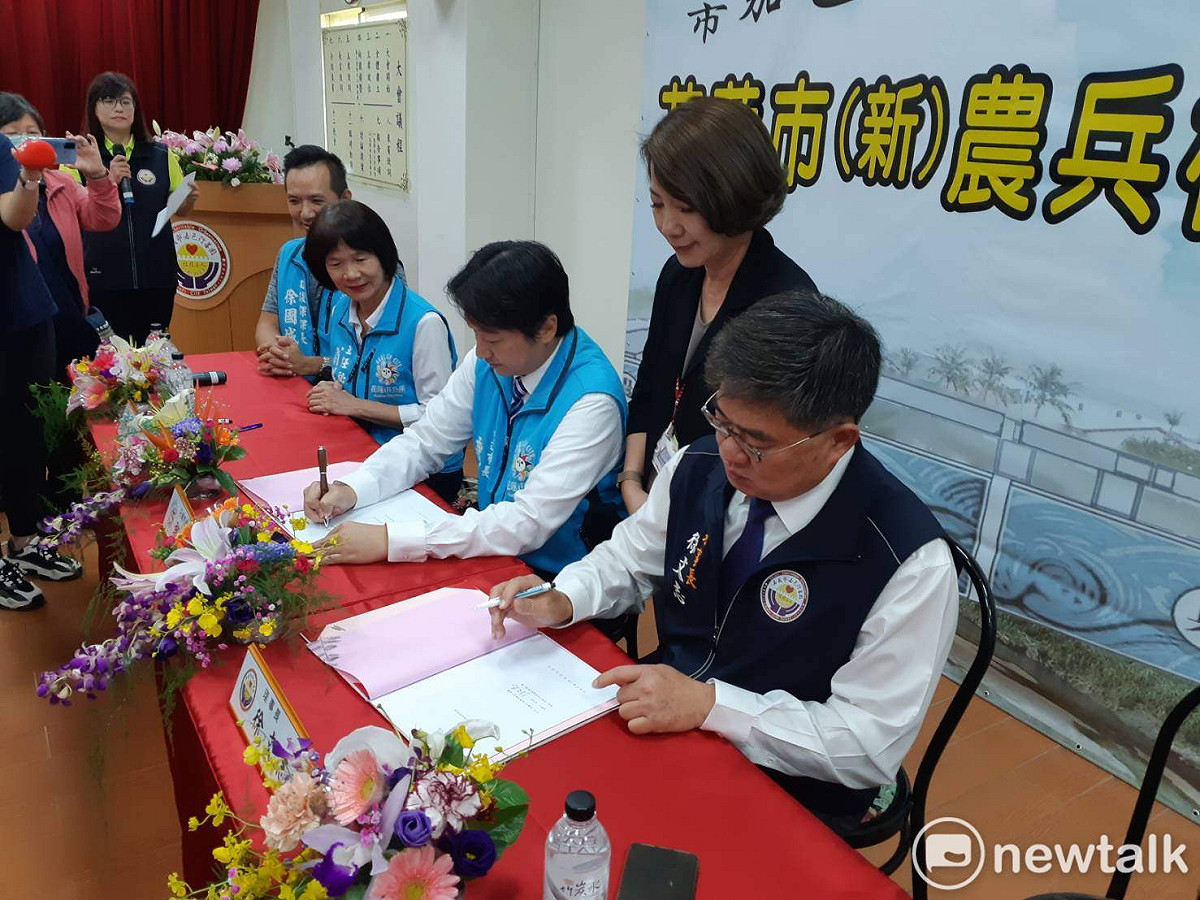 嘉邑行善團理事長徐文志與花蓮市長魏嘉賢簽署捐贈契約，嘉義市副市長陳淑慧見證。 圖：蔡坤龍/攝