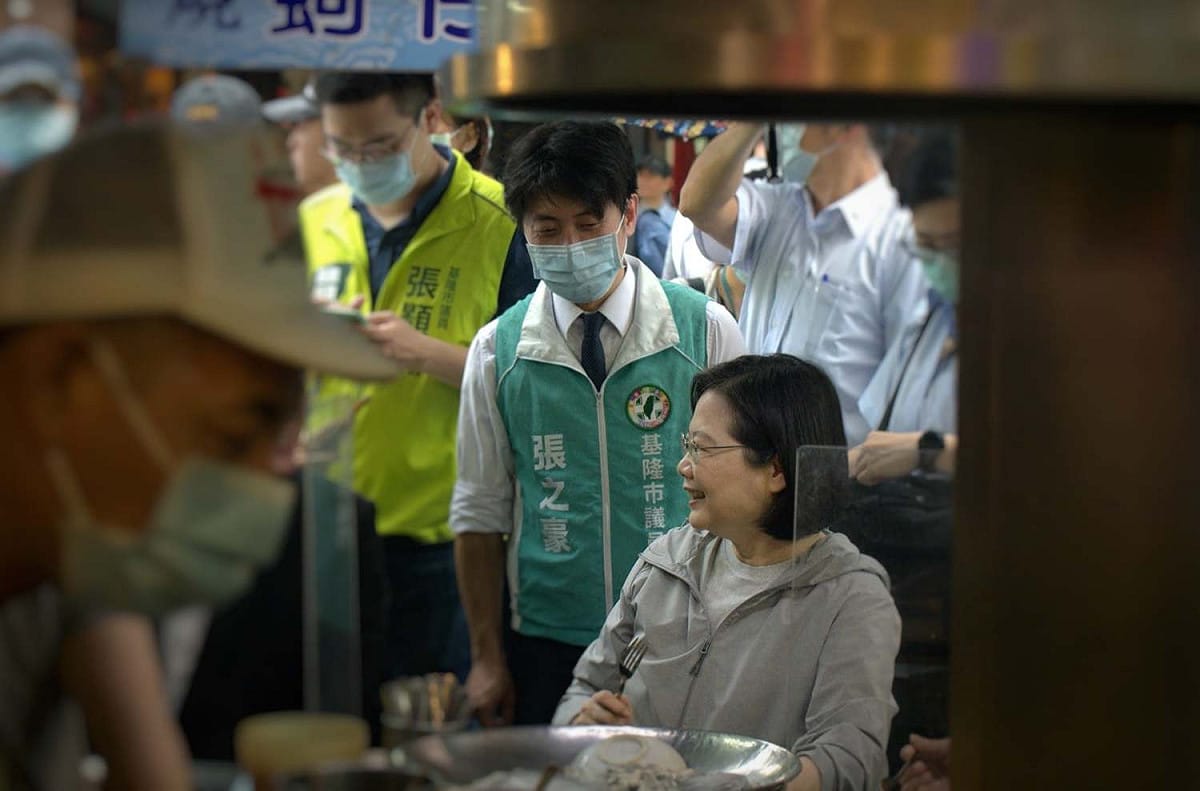 民進黨基隆市議員張之豪號召網友把早餐照上傳網路，要大家一起「陪小英吃早餐」。 圖：翻攝張之豪臉書