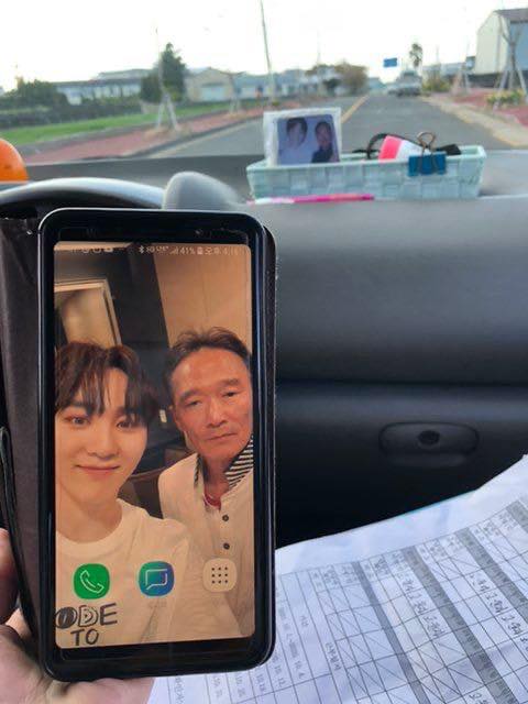 勝寬爸爸車上放著和兒子的合照，十分可愛。 圖：翻攝自臉書시간 훅가는 페이지