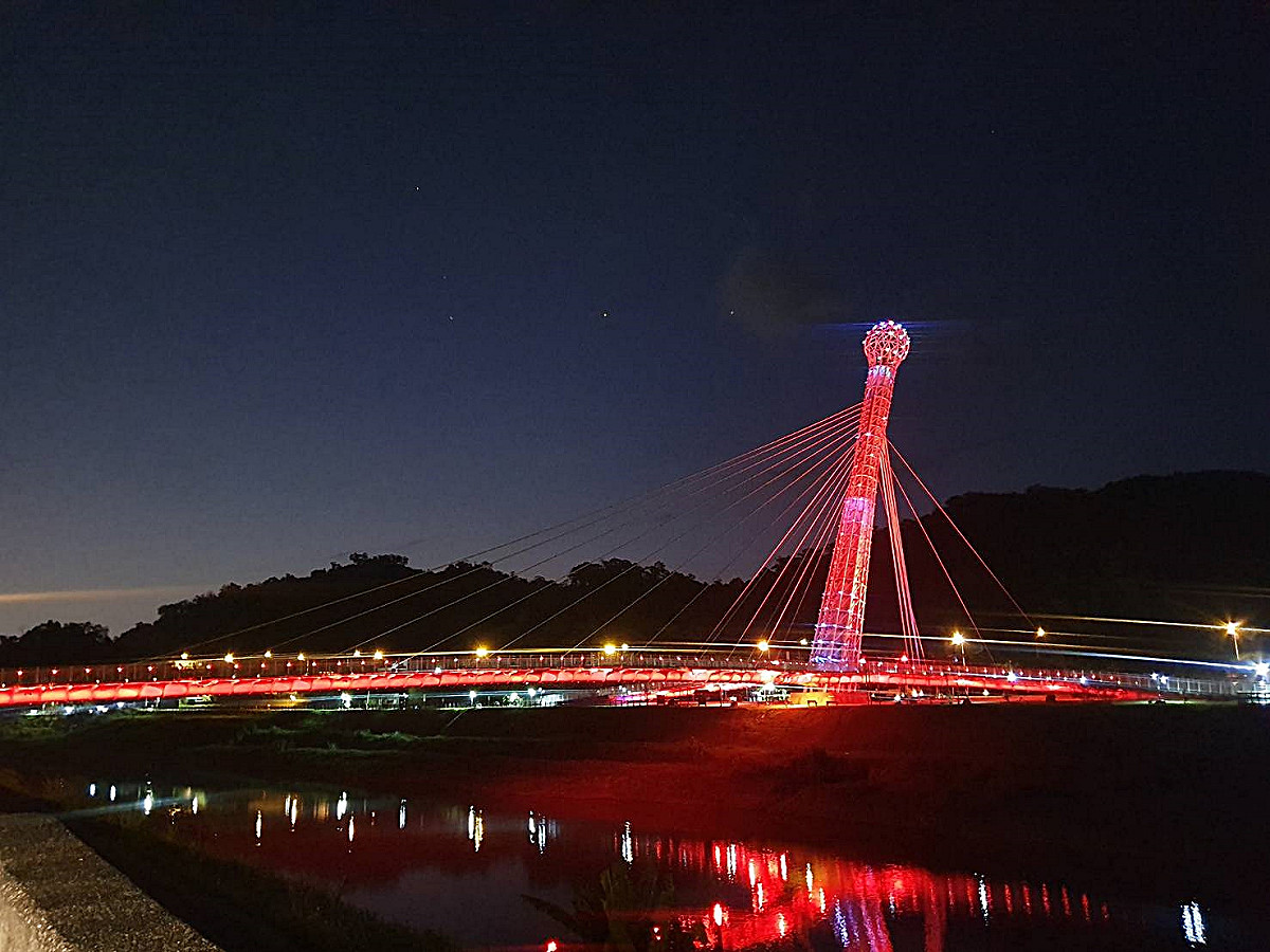 夜間的星光橋，點亮後如同閃閃發光的麥克風。 圖：新北市政府高灘地工程管理處／提供