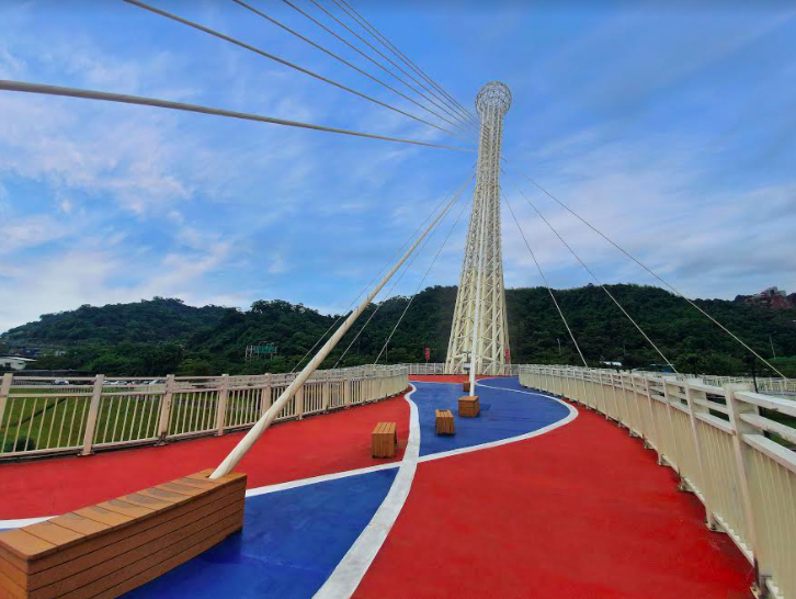 清洗完畢後的星光橋，再次以潔白的樣子呈現。 圖：新北市政府高灘地工程管理處／提供