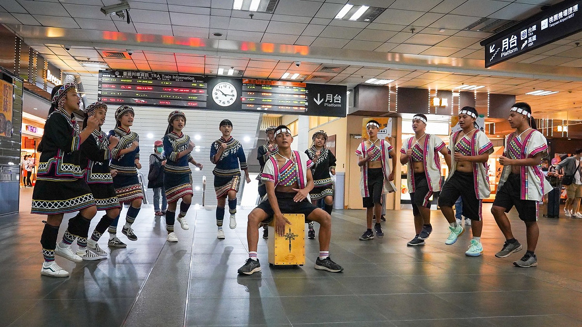 10餘名身著布農族傳統服飾的南投縣立民和國中學生，演唱著特別編曲的布農族傳統歌謠。 參山處/提供
