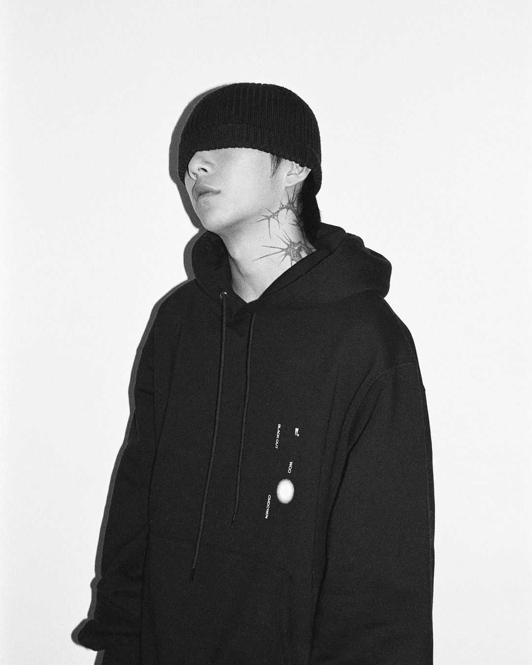 南韓知名rapper禹元材將銀行帳號刺在手腕上，竟意外讓粉絲匯錢給他，讓網友大感羨慕。 圖：翻攝自禹元材IG