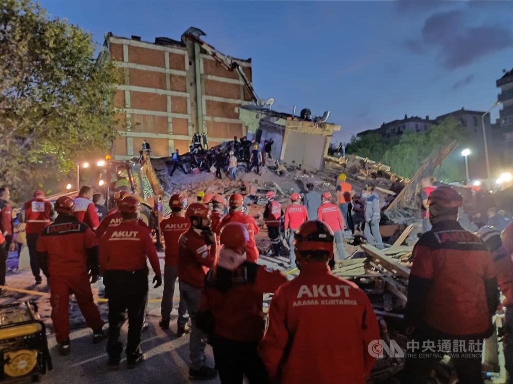 愛琴海地區30日發生規模7.0強震後，伊斯坦堡志工團體「搜救協會」（AKUT）在伊茲米爾省政府協調中心倒塌建物執行任務。（AKUT提供）