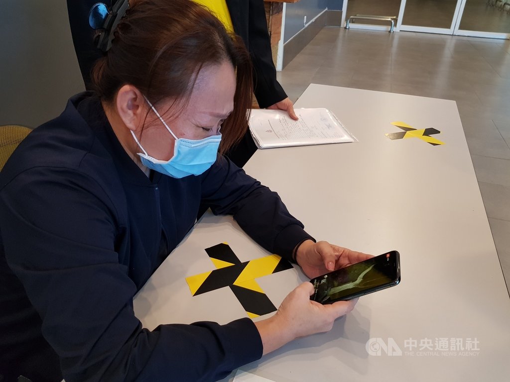 鍾女母親在社交網路上看到女兒同學直播女兒的追思活動，不禁悲從中來。 圖/中央社