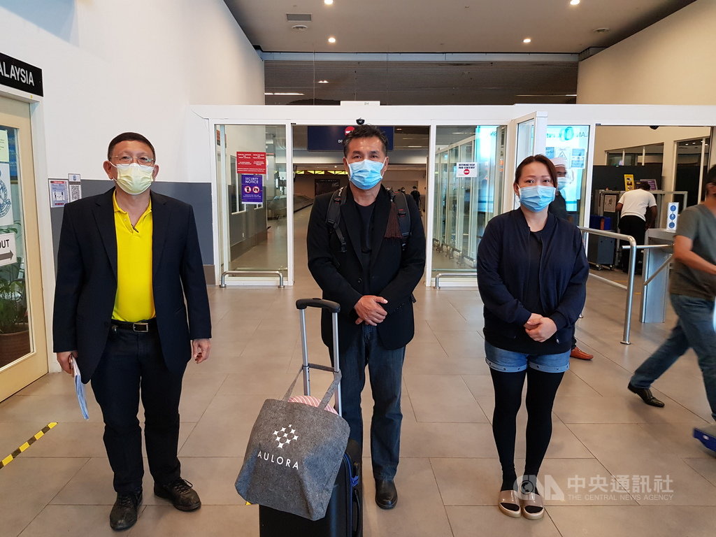 鍾姓女生父母從砂拉越古晉國際機場飛抵吉隆坡第二國際機場，大馬留台校友會聯合總會署理會長洪進興（左一）前往接機協助辦理赴台事宜。 圖/中央社