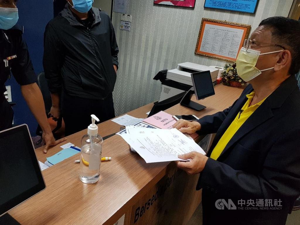 大馬吉隆坡目前因為疫情關係實施有條件行動管制令，不能隨意跨州或跨縣市，因此出入國際機場都需要強而有力的理由，才能獲得警察頒發通行證。 圖/中央社