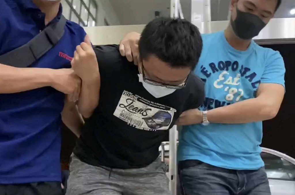 台南長榮大學外籍女大生遭勒斃棄屍高雄，涉案的梁姓男子（中）29日落網後坦承殺害鍾女並棄屍在高雄阿蓮區大崗山一處邊坡。 圖：中央社（讀者提供）