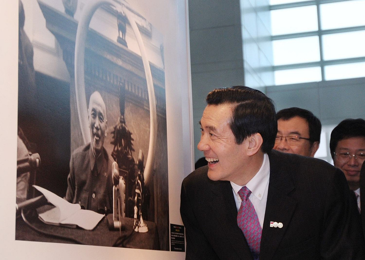 馬英九透過臉書分享了一張蔣中正吐舌照。 圖：馬英九臉書