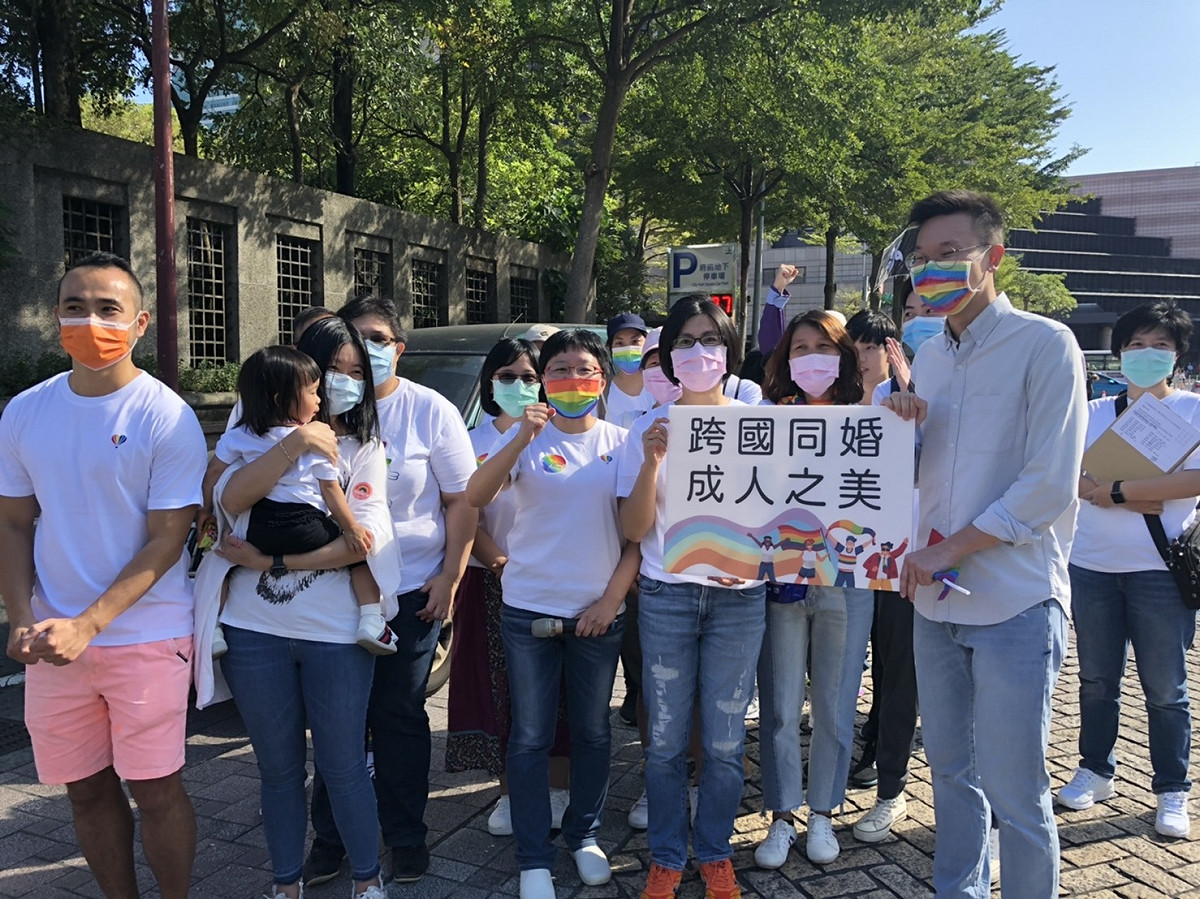 台灣伴侶權益推動聯盟與跨國同婚平權聯盟31日藉著同志大遊行之際，向民進黨副秘書長林飛帆請願 圖：台灣伴侶權益推動聯盟提供