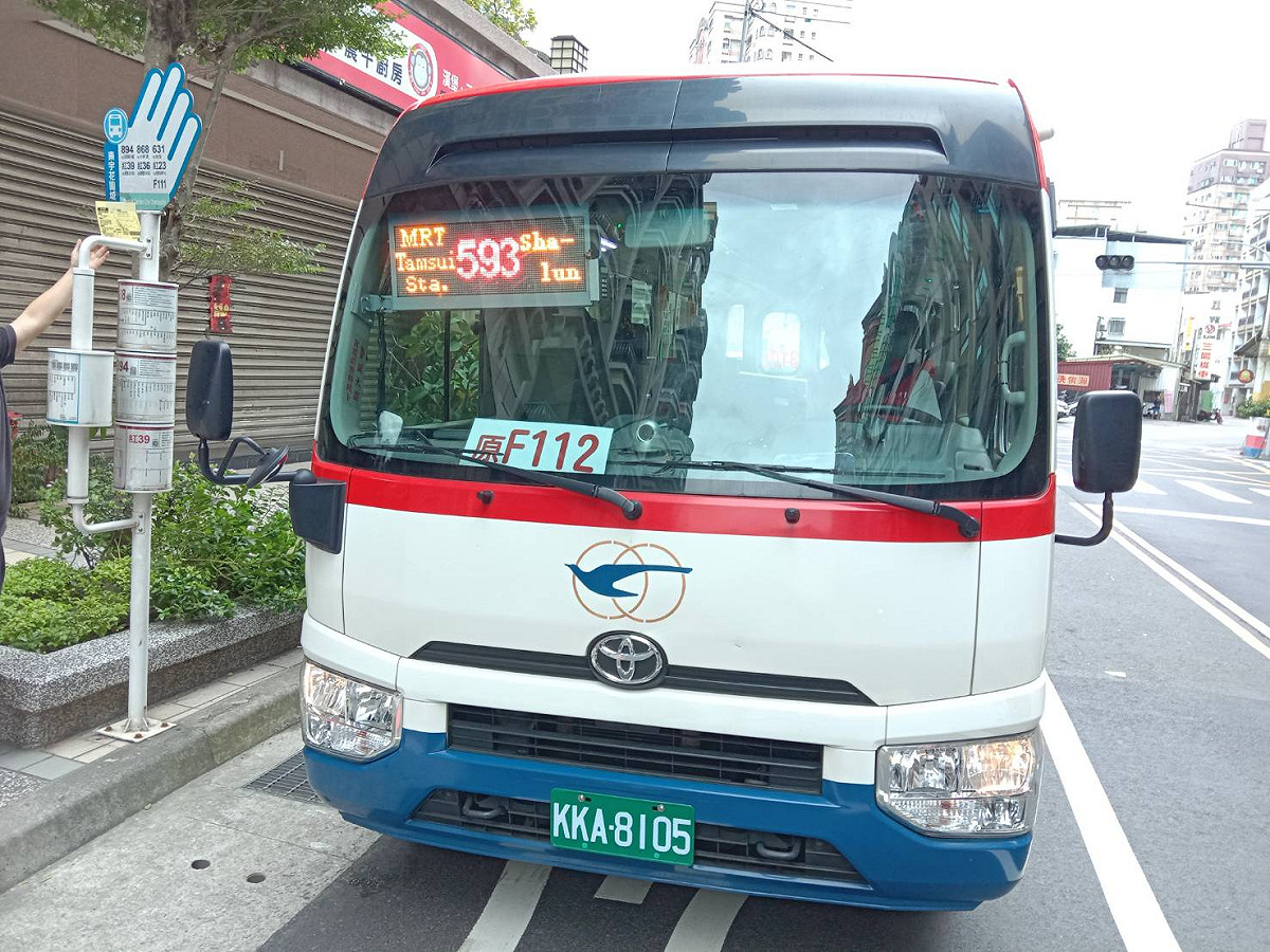 淡水區新巴士F112將自11月1日起轉型為市區公車593。 圖：新北市政府交通局／提供