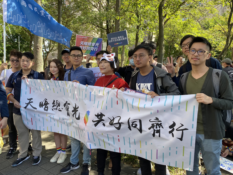 國民黨青年團31日頂著黨內反彈的壓力，帶領多位黨內青年參加同志遊行，國民黨立委葉毓蘭帶著錆兔面具共襄盛舉，力挺黨內年輕人。 圖:中央社