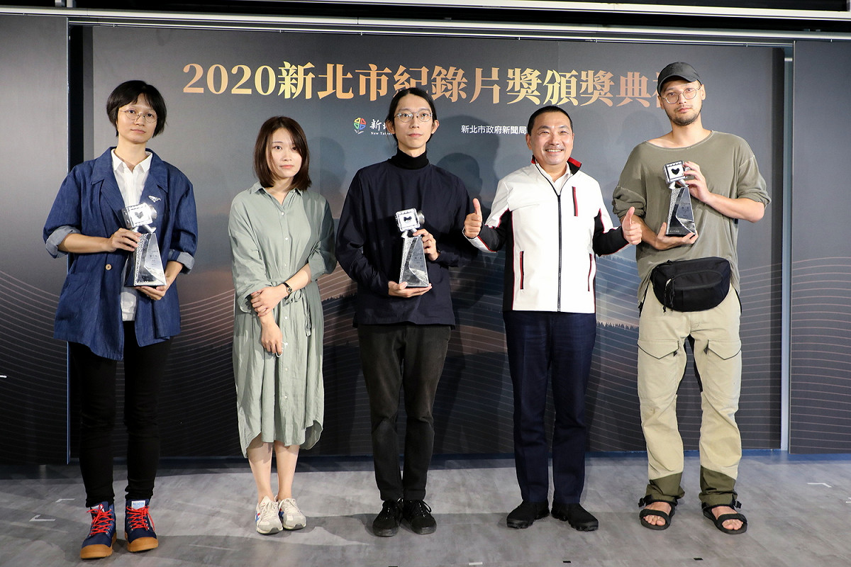 新北市長侯友宜頒獎給「2020新北市紀錄片獎」前三名得主。  圖：新北市新聞局提供
