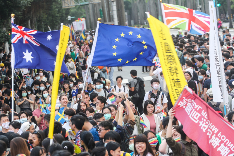 2020第18屆台灣同志遊行31日下午在台北市政府前廣場登場，主題為「成人之美」，部分國家駐台機構也參與響應，揮舞國旗加入遊行行列。 圖：中央社