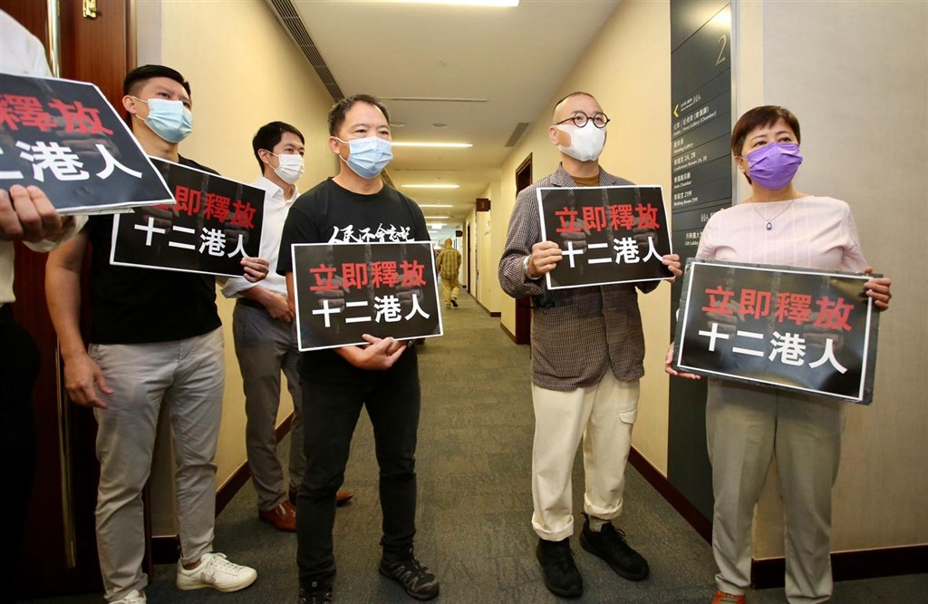 香港泛民主派立法會議員胡志偉（前左2）、黃碧雲（右1）等人1日清晨被港警拘捕。 （圖取自facebook.com/chiwaioffice）