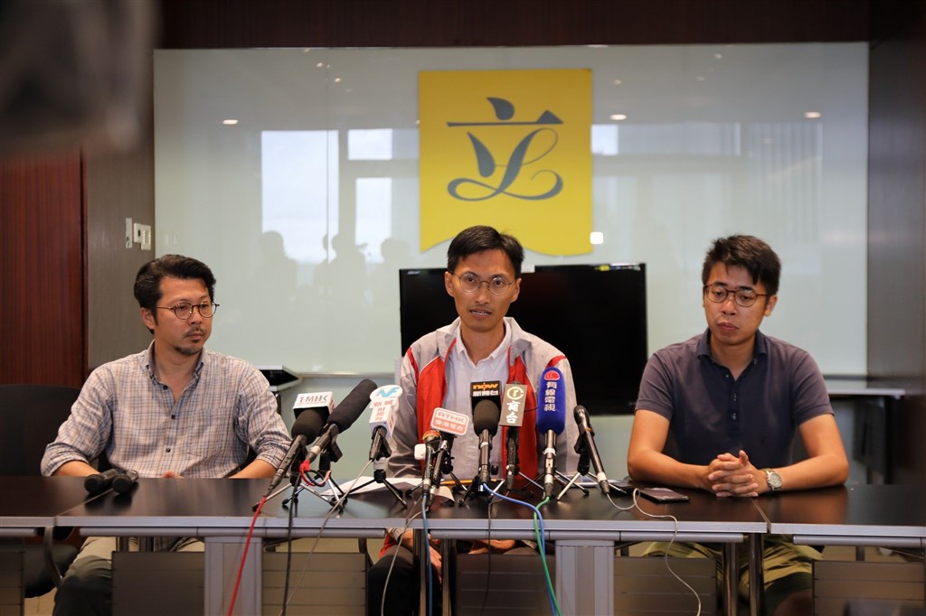 香港泛民主派立法會剛卸任的前議員朱凱迪（中）等人1日清晨被港警拘捕。 （圖取自facebook.com/chuhoidick）
