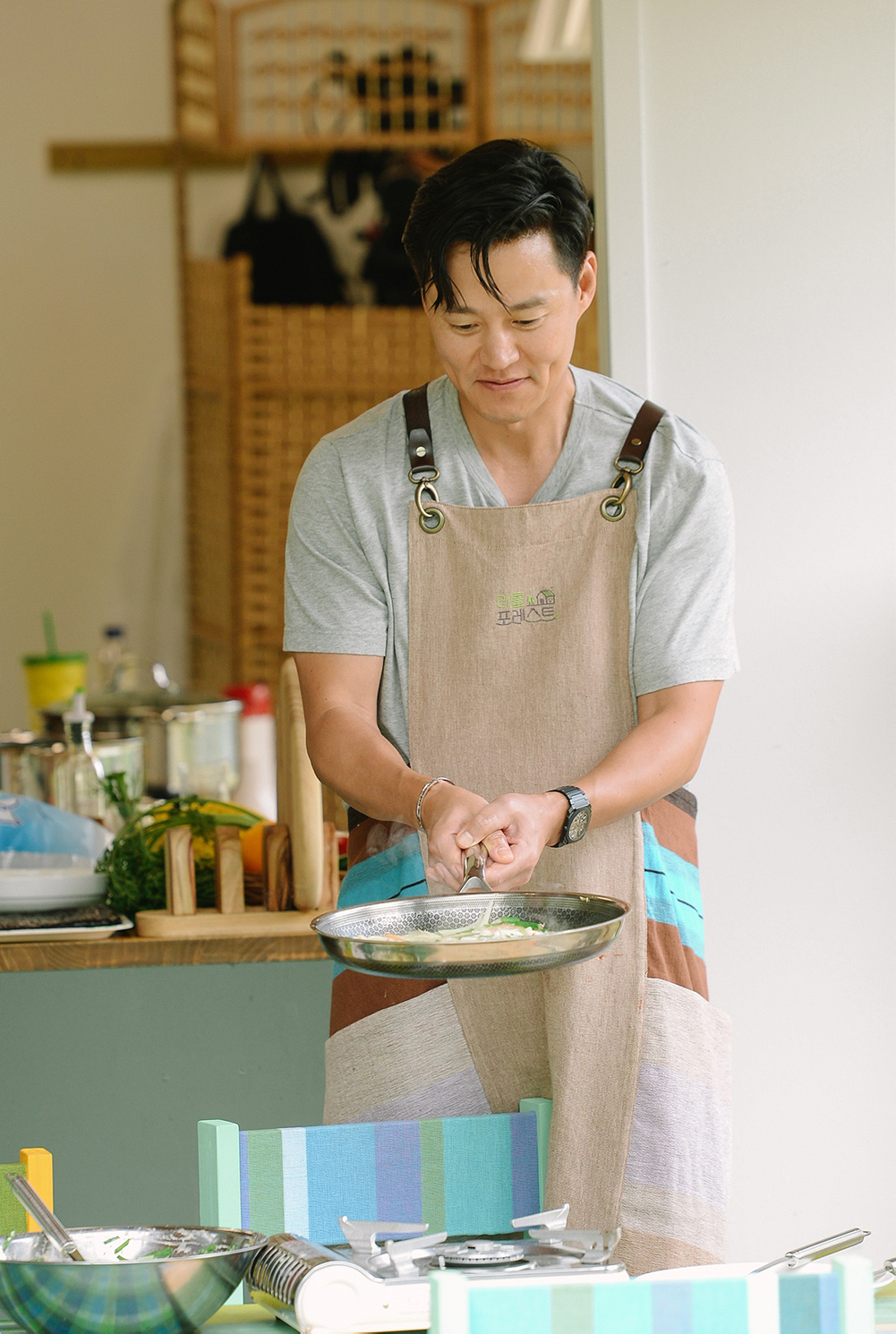 《小森林》李瑞鎮雖然不喜歡小孩，但在節目中仍為孩子們的餐食嚴格把關。 圖：中天娛樂台／提供