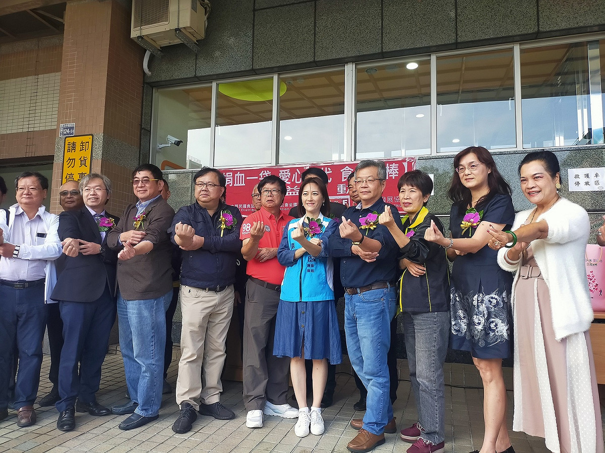 由中華民國食品流通商業同業公會全國聯合會暨台灣食品發展協會發動的「捐血一袋 愛心一代 食在很棒」活動，連續兩天在台中捐血中心舉行。 唐復年/攝