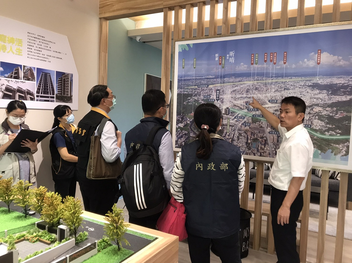預售屋實價登錄新制於今年7月施行，內政部今天（12/9）再修法，全面限制預售屋及新建成屋換約轉售。圖為內政部日前稽查預售屋契約的情形。 圖：內政部提供（資料照片）