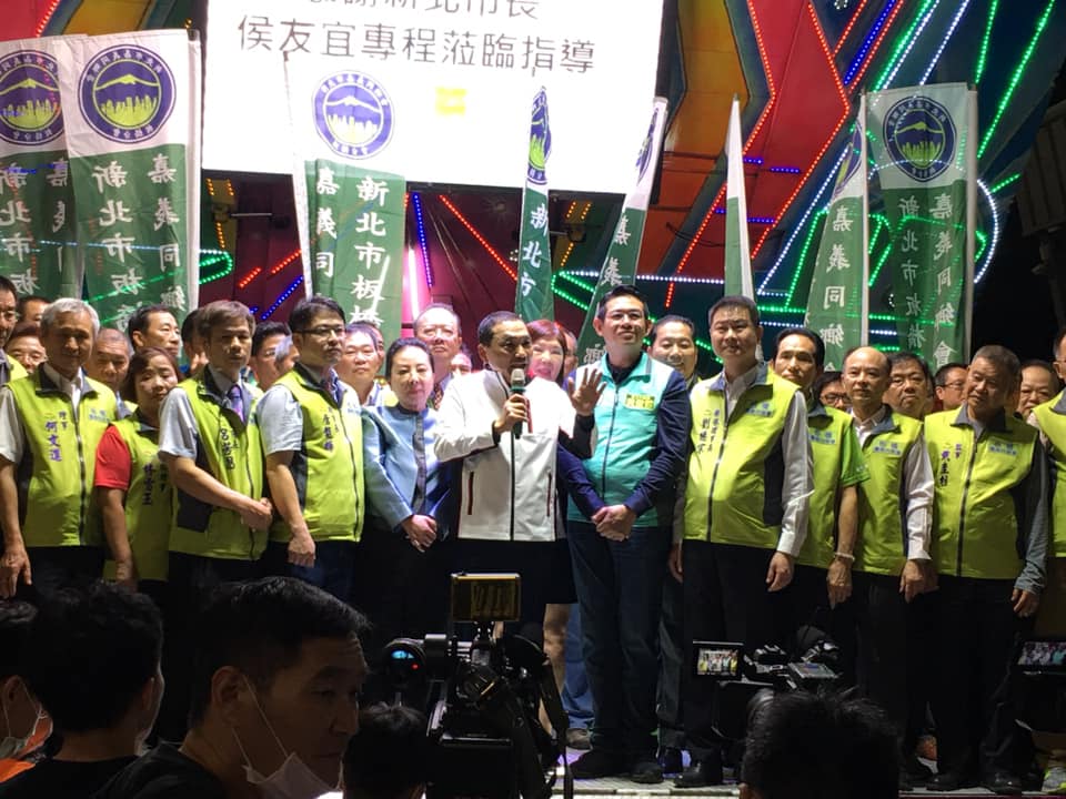 今（1日）晚板橋果菜市場舉行嘉義同鄉會會員大會，新北市長侯友宜、桃園市長鄭文燦於該活動同台出席。 圖：翻攝自臉書