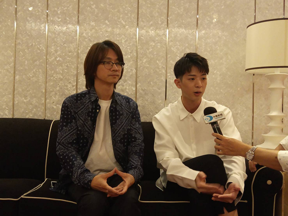 首度在高雄同台的林隆璇父子，後台訴說親子間的互動。 圖：孫家銘/攝