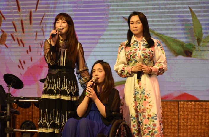 張瓊姿(右)與妹妹張瓊瑤(左)及姪女為公益而唱。 圖：孫家銘/攝