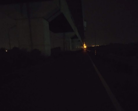 謝姓男大生表示，他多次騎車經過女大生遭擄路段，發現經常漆黑一片。 圖：翻攝臉書