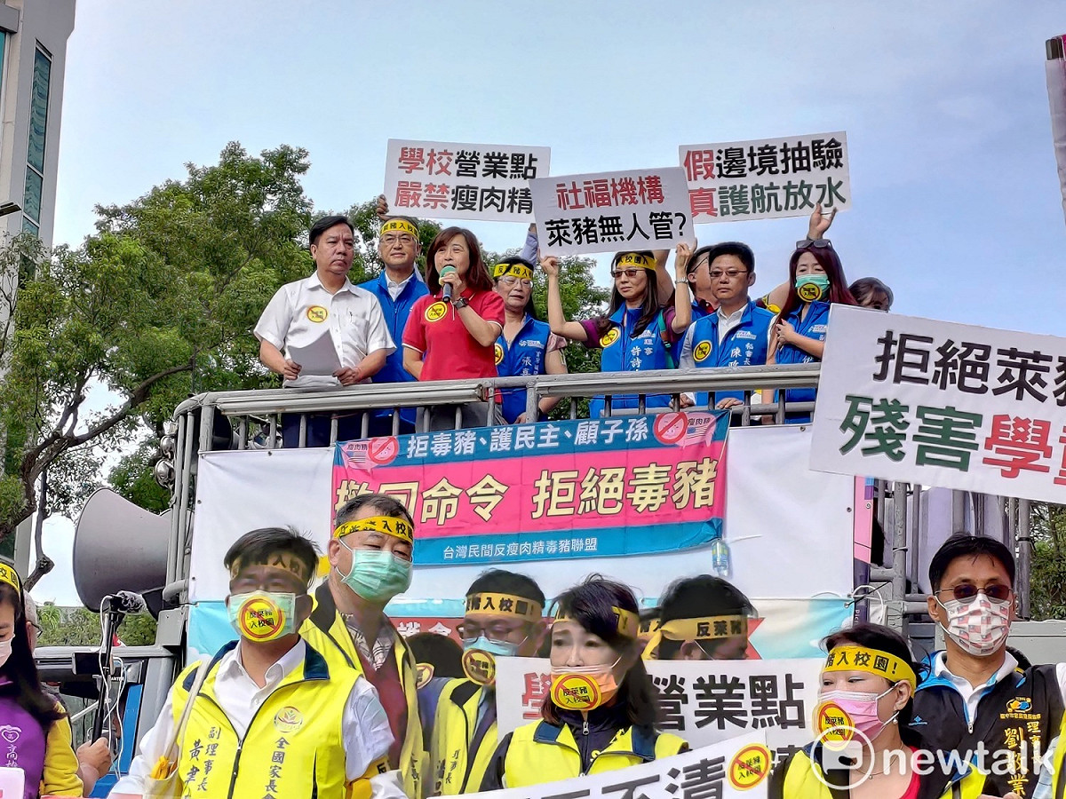 就全國家長會長聯盟呼籲修法禁止萊豬進校園，國民黨立委紛紛到場聲援。 圖：黃建豪/攝