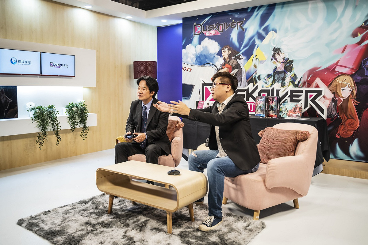 副總統體驗《Dusk Diver 酉閃町》，以行動力挺國產遊戲。 圖：網銀國際/提供