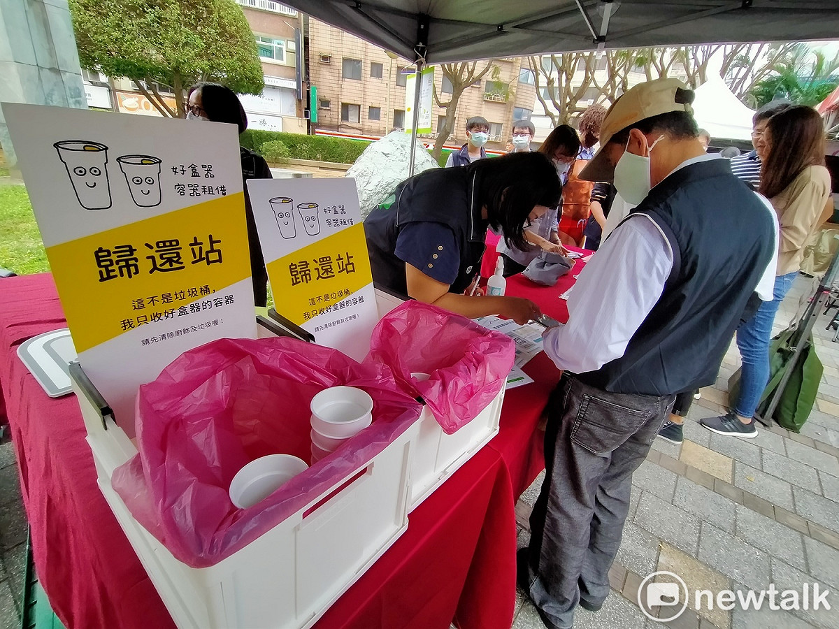 民眾只要透過Line手機綁定後，可於合作店家免費借用環保容器。 圖：林昀真/攝