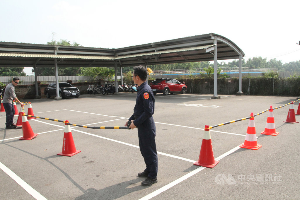 長榮大學馬來西亞籍鍾姓女大生在台灣遭擄殺，鍾女父母今日下午到台南市歸仁警分局招魂，警方在作案車輛周邊以三角錐圍起，盼減少對家屬的打擾。 圖：中央社／提供