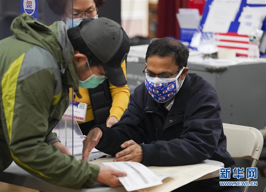 美國總統大選，選務人員替選民講解相關事項。 圖：翻攝自新華網