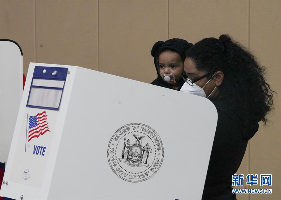 美國總統大選，因應防疫措施，選民進入投票所投票都要戴口罩。 圖：翻攝自新華網