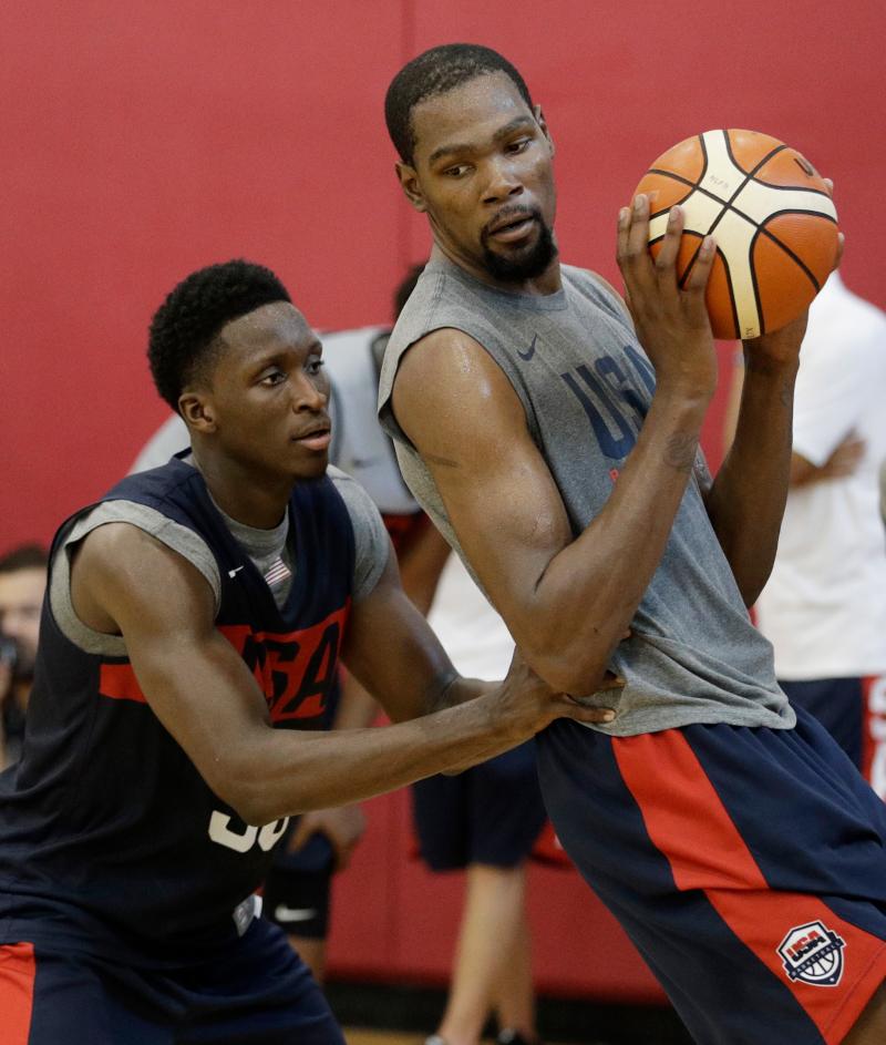 Victor Oladipo(左)、Kevin Durant。 圖／美聯社／達志影像