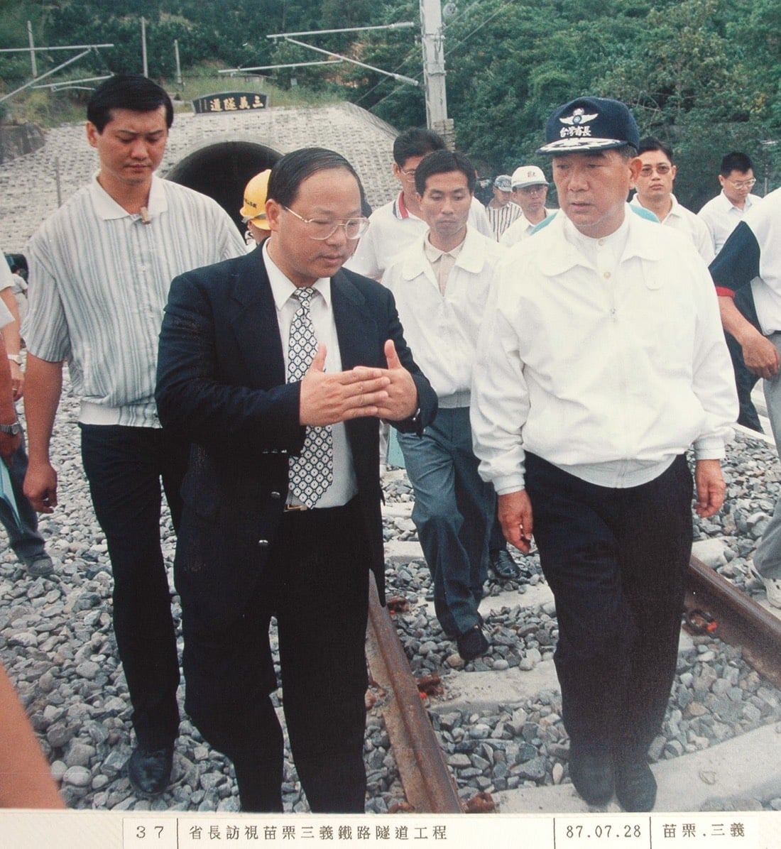 宋楚瑜當年任省長時，頭帶空軍贈送帽子 圖:擷取自臉書