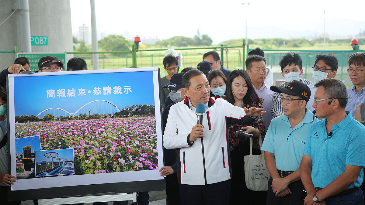 新莊河濱「大河之舟」正式啟航，侯友宜今視察大漢溪左岸新莊端河濱公園新建工程及規劃案。  圖：新北市新聞局提供