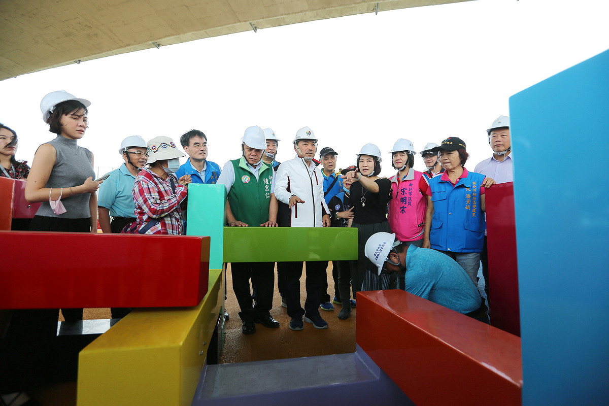 侯友宜視察大漢溪左岸新莊端河濱共融公園，仔細檢視遊具安全性。 圖：新北市新聞局提供