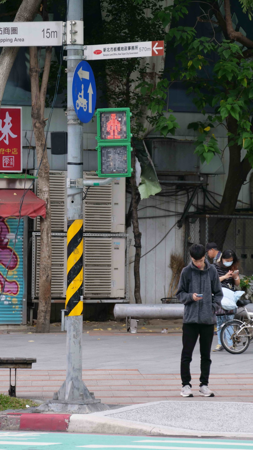行人過馬路滑手機，非常危險。  圖：新北市交通局提供