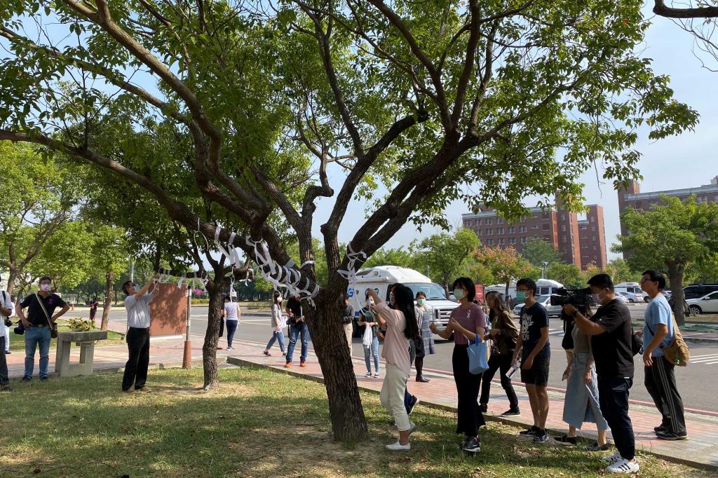 昨（2）日台南市長榮大學發起白絲帶活動。 圖：取自長榮大學校網