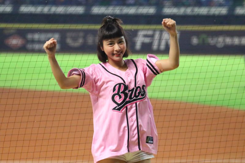 中信兄弟PS女孩峮峮在小鬼過世後首度復出。 圖／中信兄弟提供