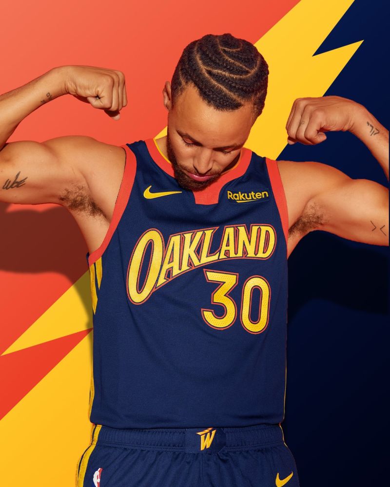 勇士今日發布新賽季其中一款新球衣，Curry頂著新髮型展示。 圖／取自Golden State Warriors推特